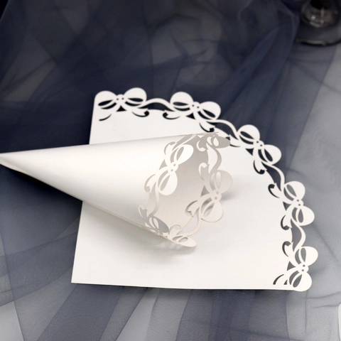 Eleganti Coni per Confetti in Carta Bianca Taglio Laser Fiocco Traforato Supporto per Petali Decorazione per Matrimoni
