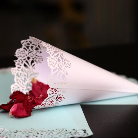 Laser Cut Rose Hollow Paper Confetti Cones For Wedding Party Decoration Floral Petal Cones Romantic Celebration Event Supplies