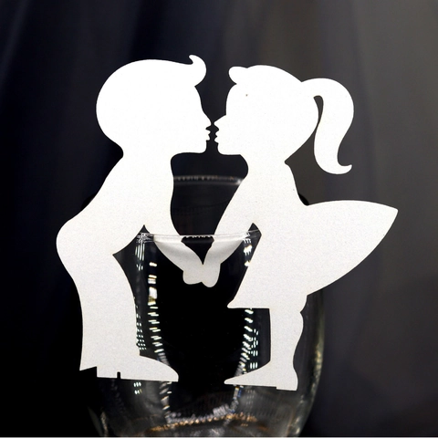 Romantic Kissing Boy Girl Silhouette Place Cards Pearlescent Paper Laser Cut Wine Glass Decor For Wedding Party Supplies