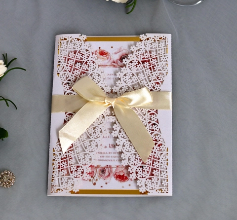 Eleganti Inviti di Nozze Europei con Taglio Laser in Carta Perlata Design Floreale Traforato con Fiocco in Raso per Anniversario Festa