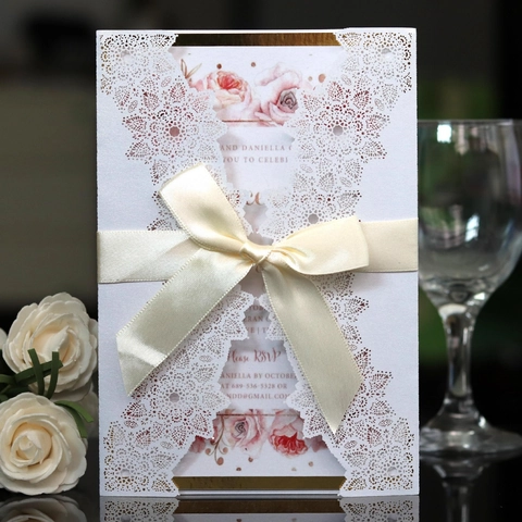 Elegante Biglietto d'Invito Taglio Laser Europeo Con Motivo in Pizzo Seta Fiocco di Nastro Busta Pagina Interna Matrimonio