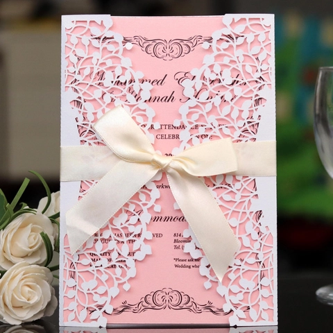 Inviti di Nozze Taglio Laser Europei Carta Interna Rosa Design Foglia Bianca Traforata Con Fiocco in Raso e Busta