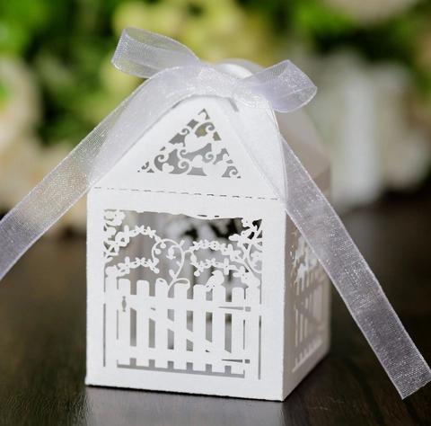 Europäische Hohlzaun-Stil Hochzeit Süßigkeitenschachteln Laser Cut Herz Perlpapier Geschenkkartons Mit Band Für Schokolade Party Damen Schmuck
