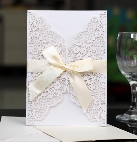 Laserschnitt Hochzeit Einladungskarten Mit Satin Schleife Blumen Bedruckte Innenseite Hohl Spitze Grußkarte Für Hochzeit Bankett