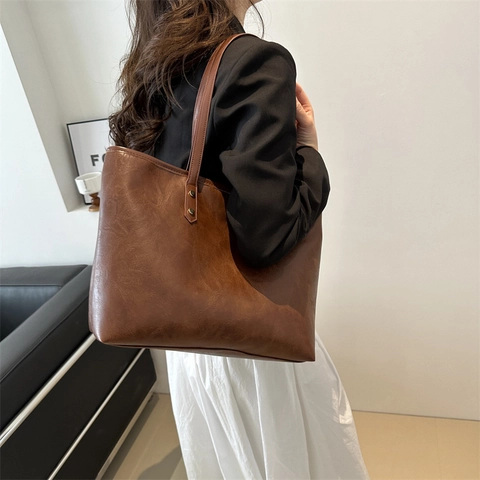 Women Large Capacity PU Leather Tote Bag Minimalist Commute Handbag Shoulder Bag Retro Solid Color Rivet Decor Daily Bag