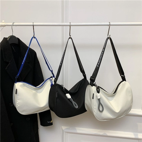 Mode Minimalistisch Segeltuch Halbmond Schultertasche Für Damen Urban Casual Crossbody Knödeltasche Mit Breitem Buchstabendruck Gurt