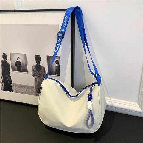 Mode Minimalistisch Segeltuch Halbmond Schultertasche Für Damen Urban Casual Crossbody Knödeltasche Mit Breitem Buchstabendruck Gurt