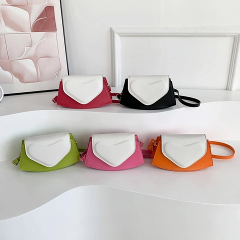 Damen PU Leder Umhängetasche Farbkontrast 3D Herz Dekoration Mini Quadratische Schultertasche Stilvolle Süße Täglich Mode Kuriertasche