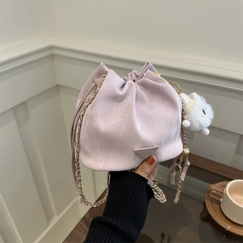 Damen Retro Eimertasche 2024 Neue Mode PU Leder Kette Umhängetasche Kordelzug斜挎包 Mit Dreieck Logo Dekor