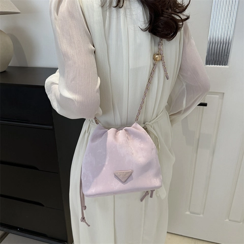 Damen Retro Eimertasche 2024 Neue Mode PU Leder Kette Umhängetasche Kordelzug斜挎包 Mit Dreieck Logo Dekor
