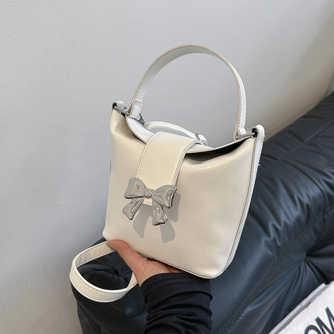 Bolso Bombonera de Cuero PU de Moda para Mujer Con Decoración de Lazo de Metal Bolso de Hombro Casual para Viajes Diarios