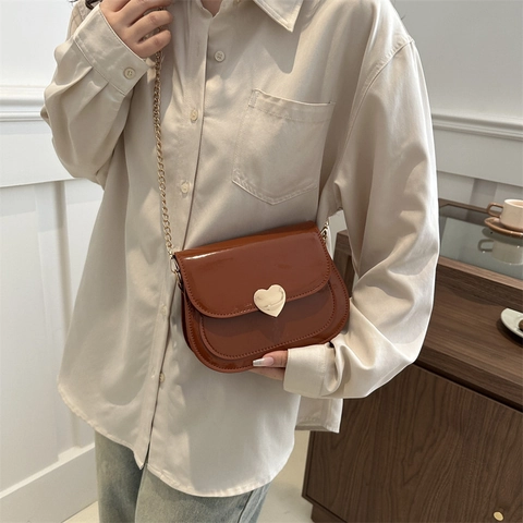 Damen Lackleder Herz Verschluss Umhängetasche Glänzend PU Kleine Quadratische Schultertasche Mit Goldener Kette Retro Handtasche