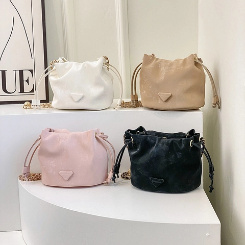 Bolso de Cubo de Cuero PU de Color Sólido Con Cordón para Mujer Moda Parche Triangular Cadena de Metal Bolso de Hombro Cruzado