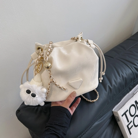 Bolso de Cubo de Cuero PU de Color Sólido Con Cordón para Mujer Moda Parche Triangular Cadena de Metal Bolso de Hombro Cruzado