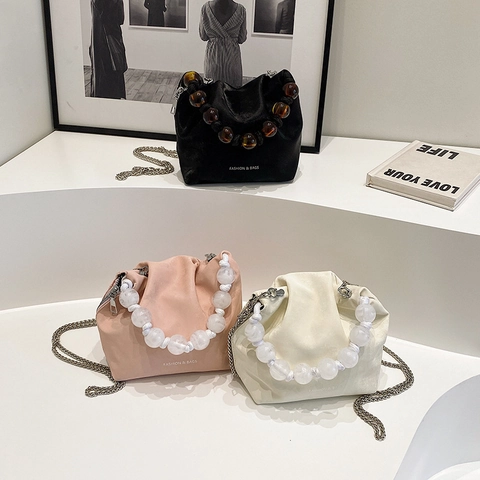 Bolso de Hombro para Mujer Moda Nube Plisada Asa de Cuentas de Cuero PU Bolso de Cubo Estampado de Letras Con Cadena de Metal