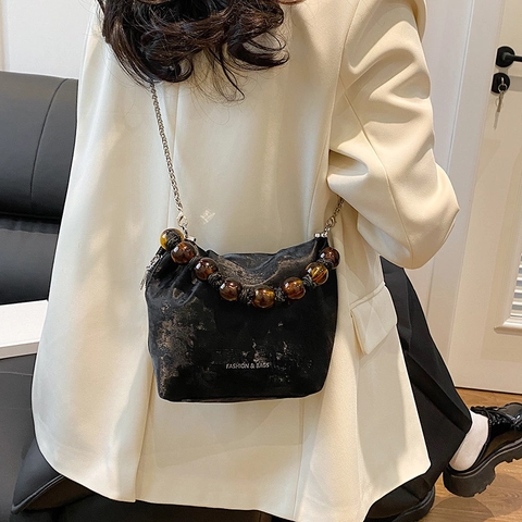 Bolso de Hombro para Mujer Moda Nube Plisada Asa de Cuentas de Cuero PU Bolso de Cubo Estampado de Letras Con Cadena de Metal