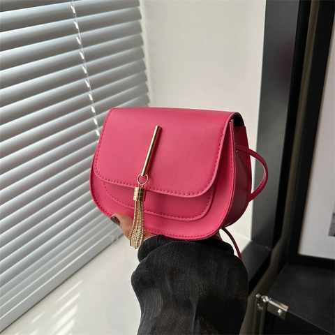 Petit Sac Bandoulière Selle Pour Femmes Cuir PU Barre Métallique Dorée Gland Rabat Fermoir Magnétique Style Coréen