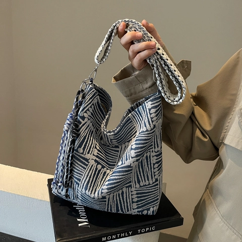 Women Large Capacity Striped Canvas Shoulder Bag Geometric Pattern Crossbody Bag With Wide Strap Tassel Casual Hobo Bag