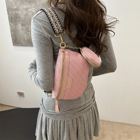 Sac à Bandoulière en Cuir PU Texture Tissée Ensemble Avec Large Bandoulière Ethnique Sac Banane Demi-lune Et Porte-monnaie