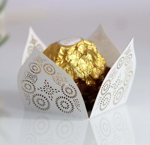 Involucro di Cioccolato in Carta Perlata Intagliata al Laser Tazza per Caramelle Decorativa Fodera per Cupcake per Matrimonio Festa