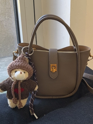 Women Fashion PU Lychee Pattern Bucket Bag With Bear Pendant Retro Minimalist Handbag Casual Commute Crossbody Bag