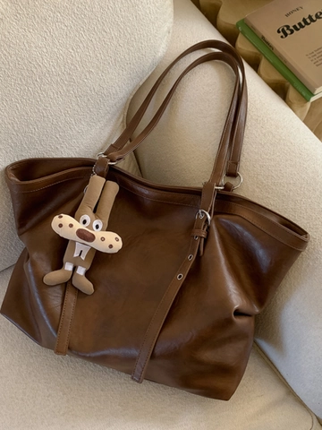 Bolso Tote de Cuero PU de Gran Capacidad para Mujer Retro Minimalista Bolso de Hombro Con Colgante de Peluche de Dibujos Animados Bolso de Axila para Conmutar