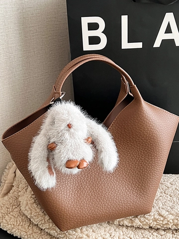 Sac Seau pour Femmes en Cuir PU Motif Litchi Sac à Bandoulière Minimaliste Urbain Avec Pendentif Lapin en Peluche Sac à Main à la Mode