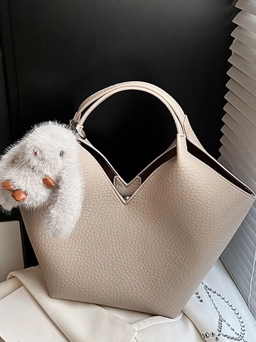 Sac Seau pour Femmes en Cuir PU Motif Litchi Sac à Bandoulière Minimaliste Urbain Avec Pendentif Lapin en Peluche Sac à Main à la Mode