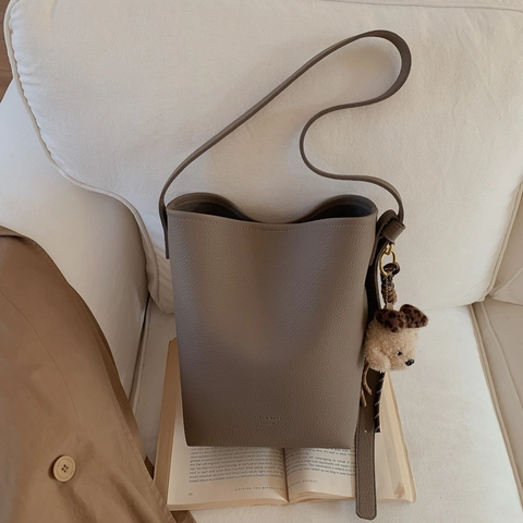 Bolso de Cubo Retro de Gran Capacidad para Mujer Bolso de Hombro Minimalista de Cuero PU Con Colgante de Oso Textura de Lichi Bolso para Viaje Diario