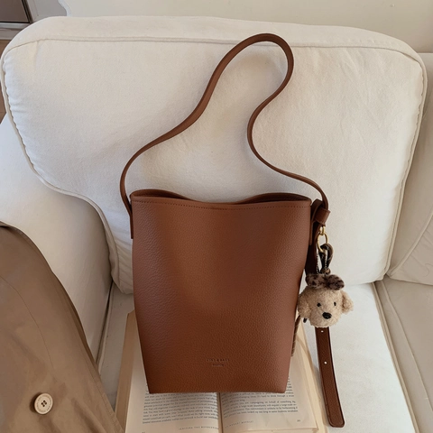 Bolso de Cubo Retro de Gran Capacidad para Mujer Bolso de Hombro Minimalista de Cuero PU Con Colgante de Oso Textura de Lichi Bolso para Viaje Diario