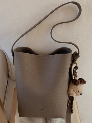 Damen Große Kapazität Retro PU Leder Eimertasche Mode Litschimuster Umhängetasche Mit Plüschtier Anhänger Pendlertasche