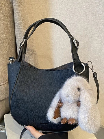 Grand Sac Seau Femme en Cuir PU Style Coréen Texture Litchi Sac à Épaule Avec Pendentif Lapin en Peluche Sac Hobo Navigation