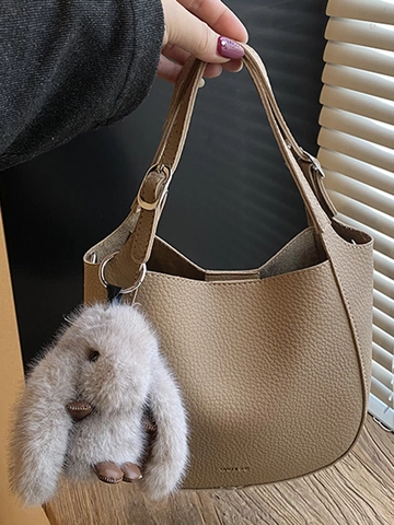 Grand Sac Seau Femme en Cuir PU Style Coréen Texture Litchi Sac à Épaule Avec Pendentif Lapin en Peluche Sac Hobo Navigation