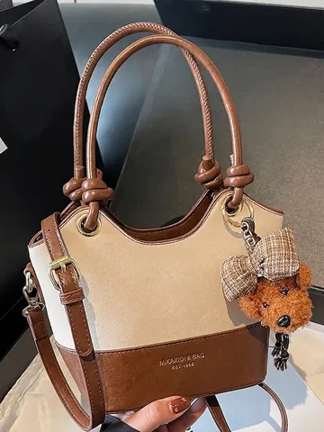 PU Leder Eimertasche Im Koreanischen Stil Mit Kontrastfarbenem Patchwork Für Damen Pendler Umhängetasche Mit Teddybär Anhänger
