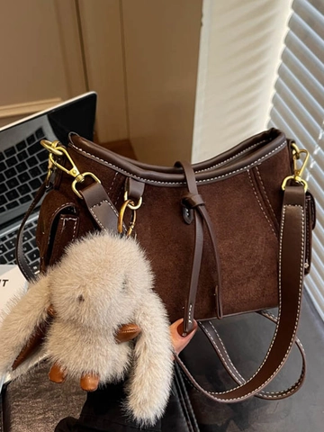Damen Retro Wildleder Umhängetasche Urban Simple Kleine Quadratische Tasche Mit Plüsch Hasenanhänger Mode Schultertasche
