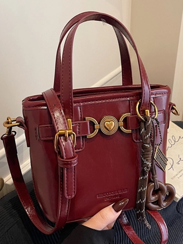 Vintage Damen Glänzend PU Leder Beuteltasche Minimalistische Herz Metallbeschläge Pendeln Crossbody Handtasche Mit Abnehmbarem Gurt