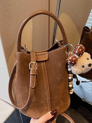 Sac Seau en Suédine Vintage pour Femmes Sac à Bandoulière de Grande Capacité pour Trajets à la Mode avec Pendentif Ours