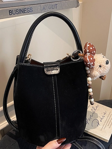 Sac Seau en Suédine Vintage pour Femmes Sac à Bandoulière de Grande Capacité pour Trajets à la Mode avec Pendentif Ours