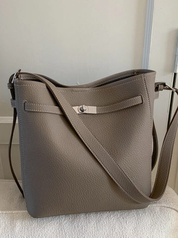 Borsa a Secchiello da Donna in Pelle PU con Trama Litchi Minimalista Cuciture a Contrasto Chiusura a Girello in Metallo Tracolla