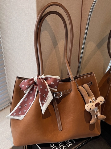 Sac Cabas Femme en Cuir PU Minimaliste Grande Capacité Sac à Épaule Avec Foulard en Soie Décoratif et Pendentif en Peluche