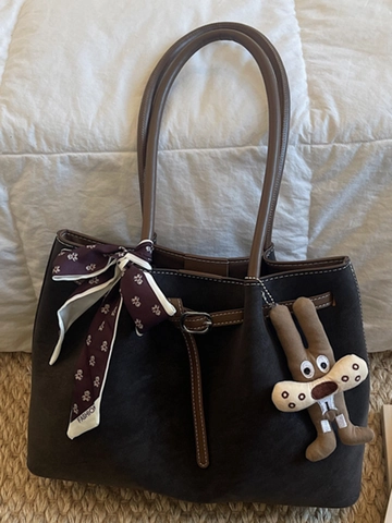 Sac Cabas Femme en Cuir PU Minimaliste Grande Capacité Sac à Épaule Avec Foulard en Soie Décoratif et Pendentif en Peluche