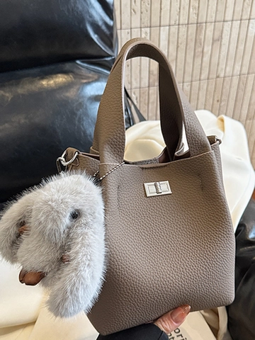 Bolso Bombonera de Cuero PU con Patrón de Lichi para Mujer con Colgante de Conejo de Peluche Bolso de Hombro Retro Simple