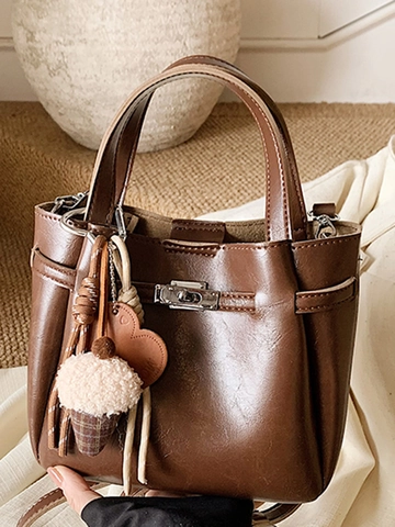 Vintage PU Leder Beuteltasche Für Damen Minimalistische Commuter Handtasche Mit Süßen Anhängern Stilvolle Umhängetasche