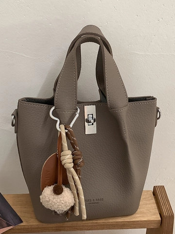 Sac Seau en Cuir PU Vintage Femme Grande Capacité Motif Litchi Sac à Bandoulière Fourre-Tout Avec Pochette Intérieure Et Charme En Peluche
