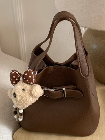 Sac Seau en Cuir PU Grain de Litchi Rétro Minimaliste pour Femmes Sac à Main Urbain Simple Avec Pendentif Ours Bandoulière