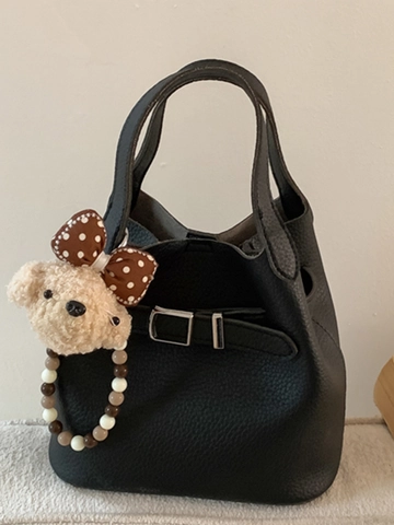 Sac Seau en Cuir PU Grain de Litchi Rétro Minimaliste pour Femmes Sac à Main Urbain Simple Avec Pendentif Ours Bandoulière