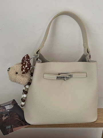Sac Seau Rétro en Cuir PU pour Femmes avec Grain de Litchi Sac à Bandoulière Mode Sac à Main avec Fermoir en Métal et Accessoire de Charme d'Ours