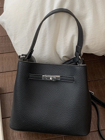 Sac Seau Rétro en Cuir PU pour Femmes avec Grain de Litchi Sac à Bandoulière Mode Sac à Main avec Fermoir en Métal et Accessoire de Charme d'Ours