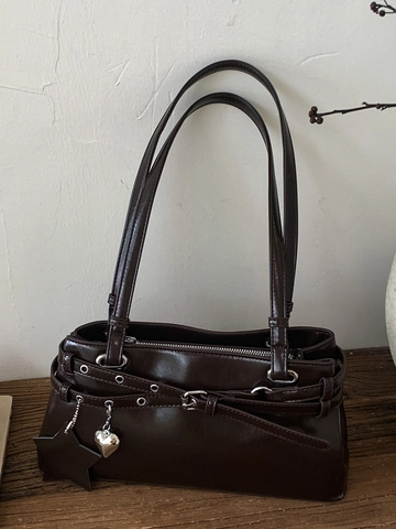 Sac Sous le Bras Rétro en Cuir PU pour Femmes Pendentif Étoile Coeur Oeillets Métalliques Boucle Sac à Épaule Chic Décontracté