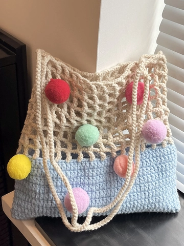 Handgemachte Strick-Einkaufstasche Für Damen Mit Bunten Pompons Große Kapazität Ausgehöhlte Farbblock-Stroh-Schultertasche Lässige Strandtasche